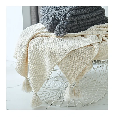Knitted jete dra ak ponpon